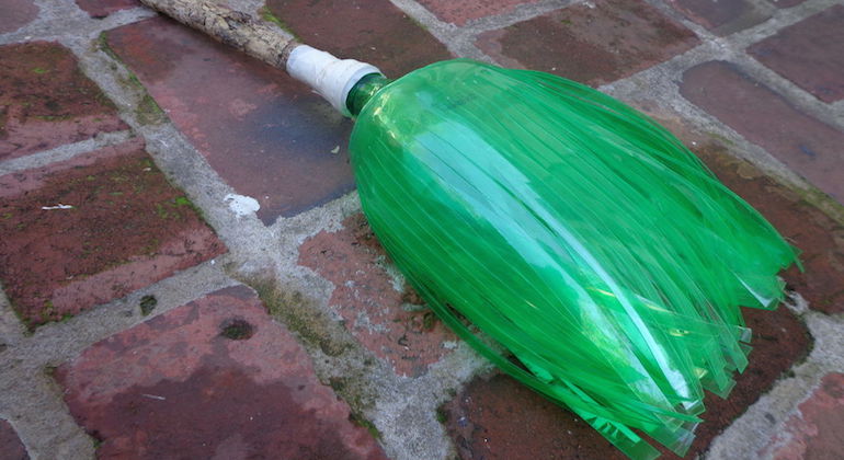 Метла из пластиковых бутылок